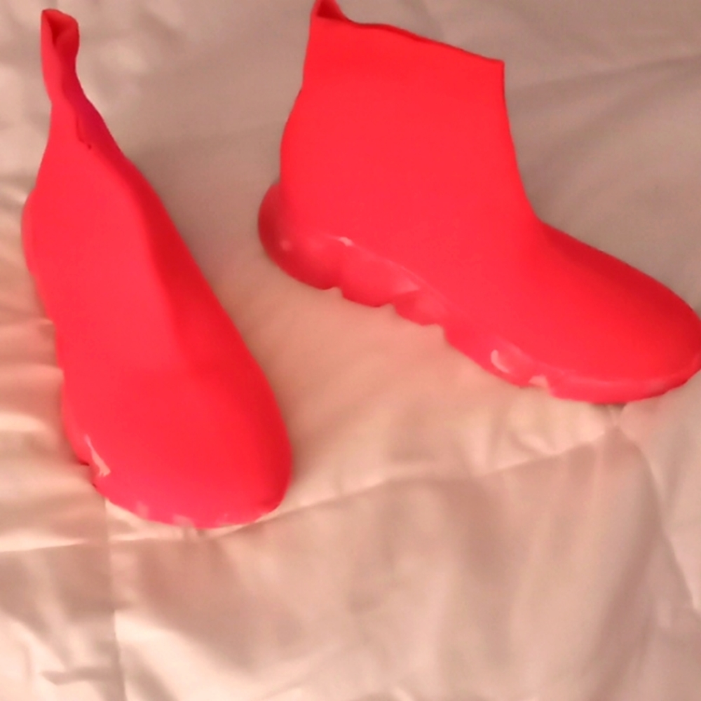 Selling some pink tennis shoes that she can wear up to your ankle size 11